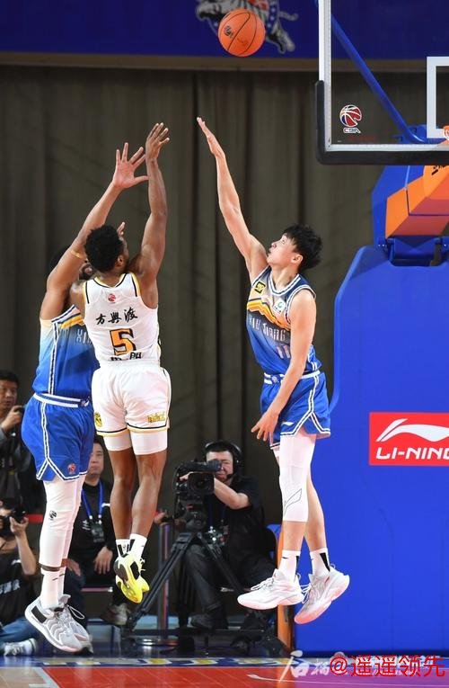 新疆战广厦打得跌宕起伏，只可惜裁判的业务水平影响了比赛精彩