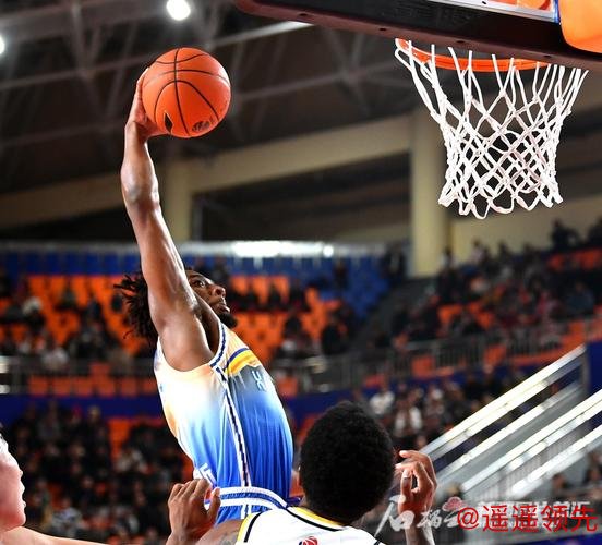 新疆战广厦打得跌宕起伏，只可惜裁判的业务水平影响了比赛精彩